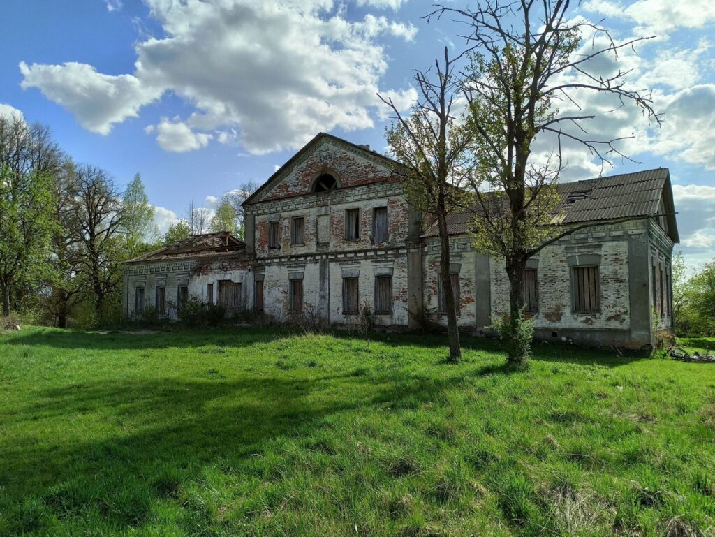 Историческая усадьба у озера выставлена на торги. Стартовая цена — 42 рубля