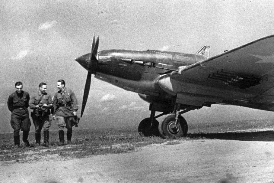 Звание Героя Советского Союза получил за бои в небе над Беларусью — история юного летчика из Ташкента
