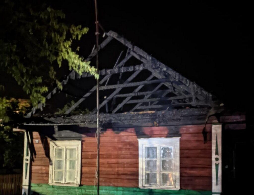 Молния стала причиной пожара в деревне Каплановичи Клецкого района