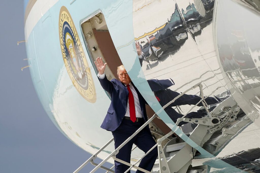 Трамп и госсекретарь США Рубио споткнулись на трапе самолета