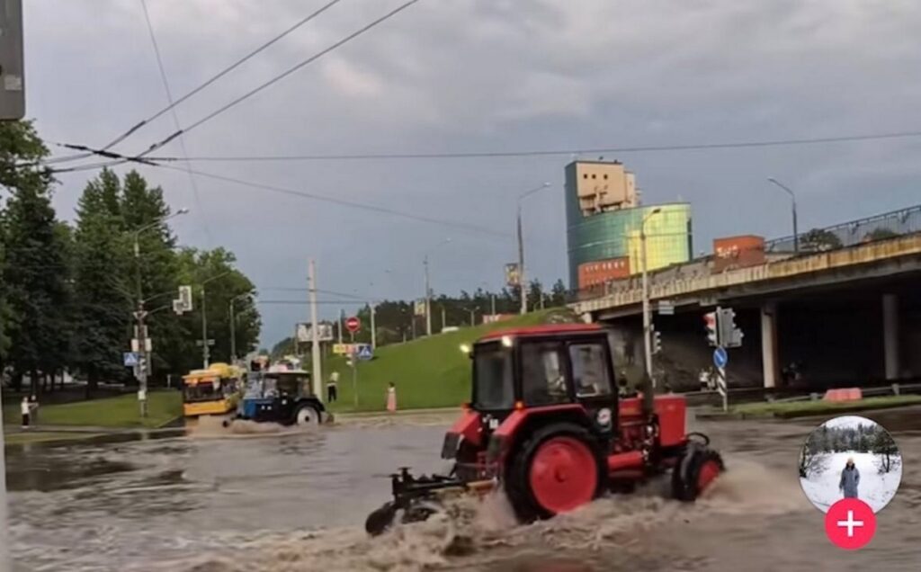 Синий трактор завел подружку: удивительный вальс на воде покоряет TikTok