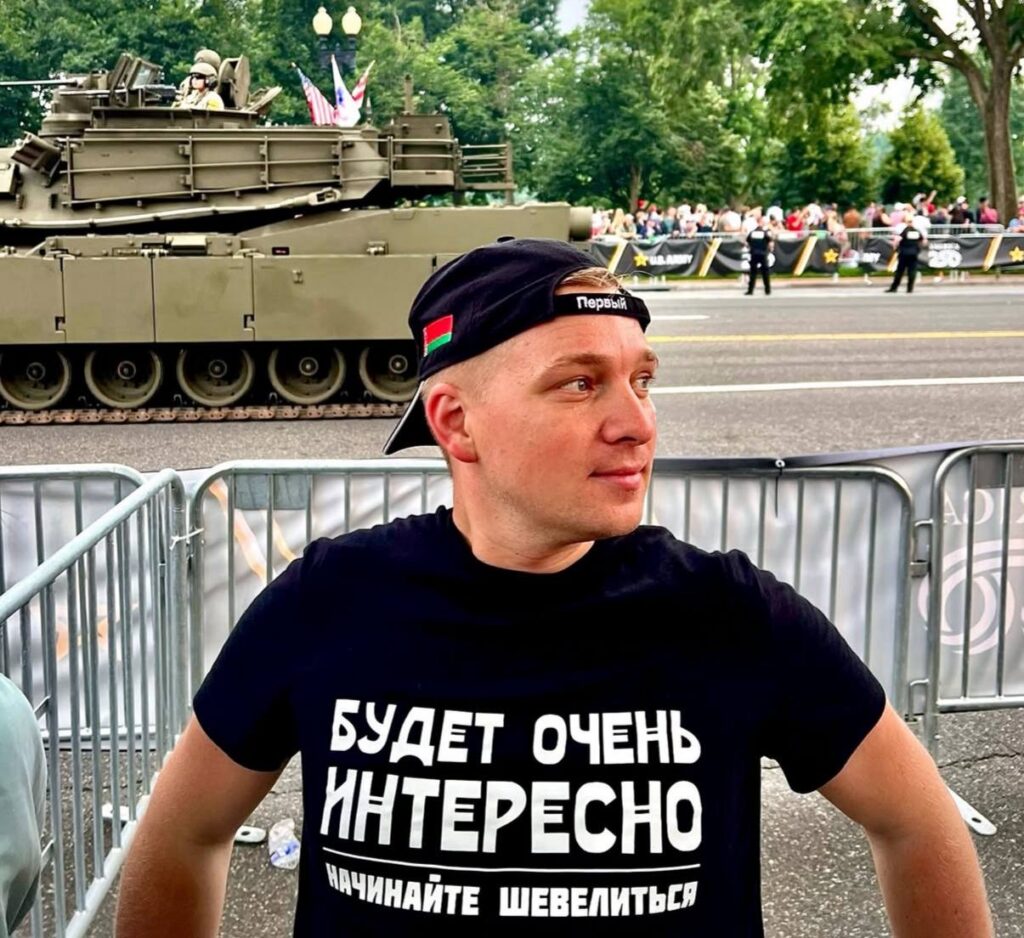 Белорус в мерче «Первого» оценил военный парад в Вашингтоне